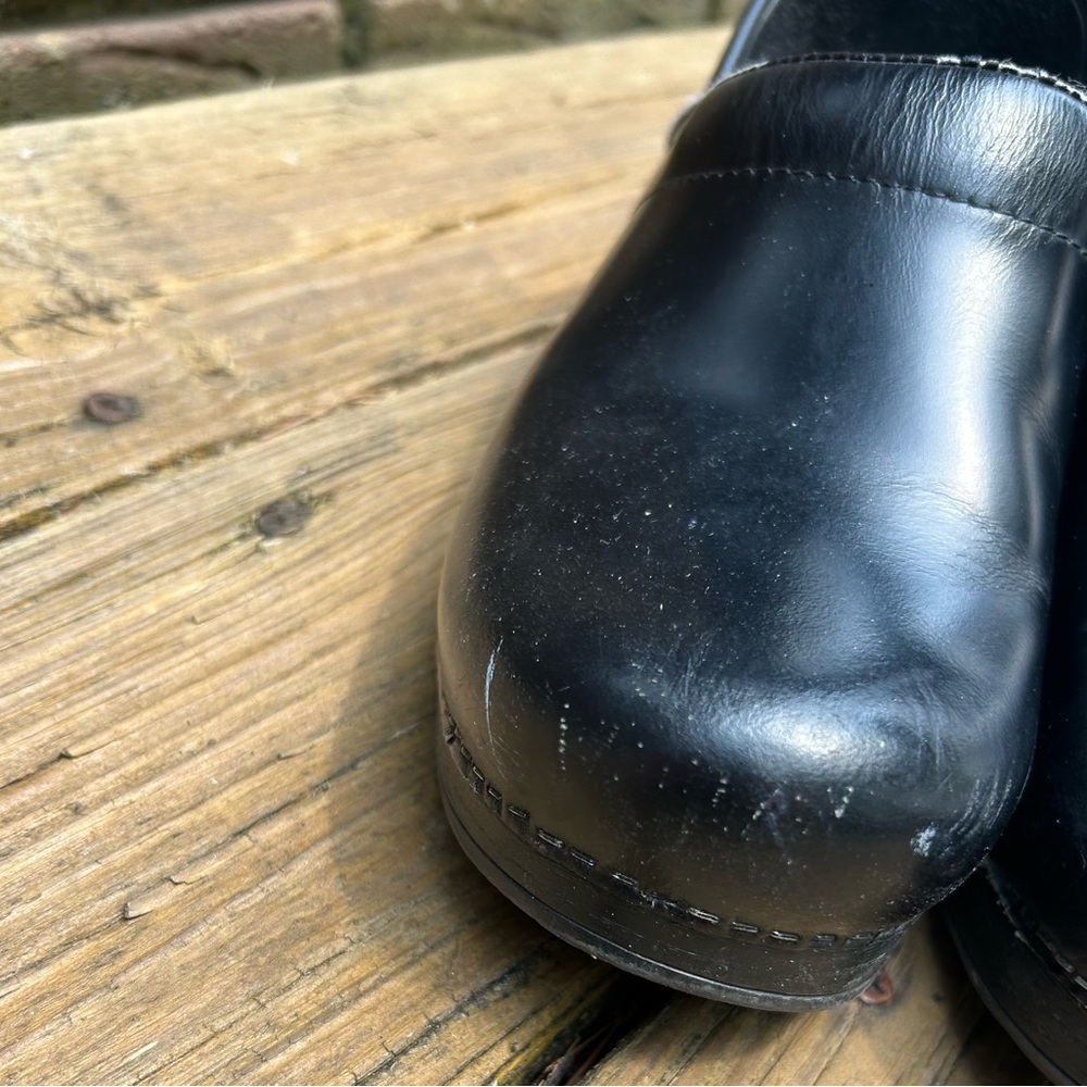 Dansko Clogs size 39, some pealing and scuffing (please look at pictures) - Picture 3 of 10